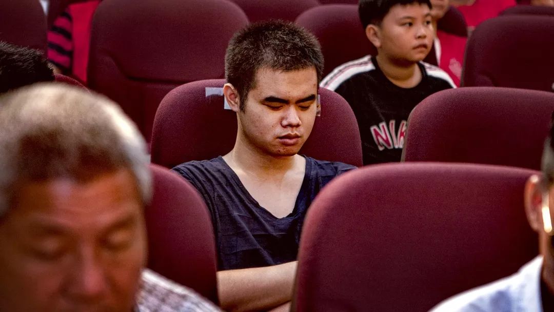 七个平均年龄9岁的孩子在盲人的黑暗世界投下了一束光