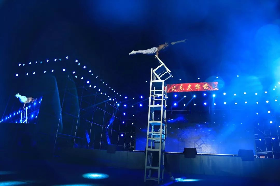 高空叠椅舞台上绚丽多彩,舞台下观众朋友热情满满,不时传来阵阵掌声和