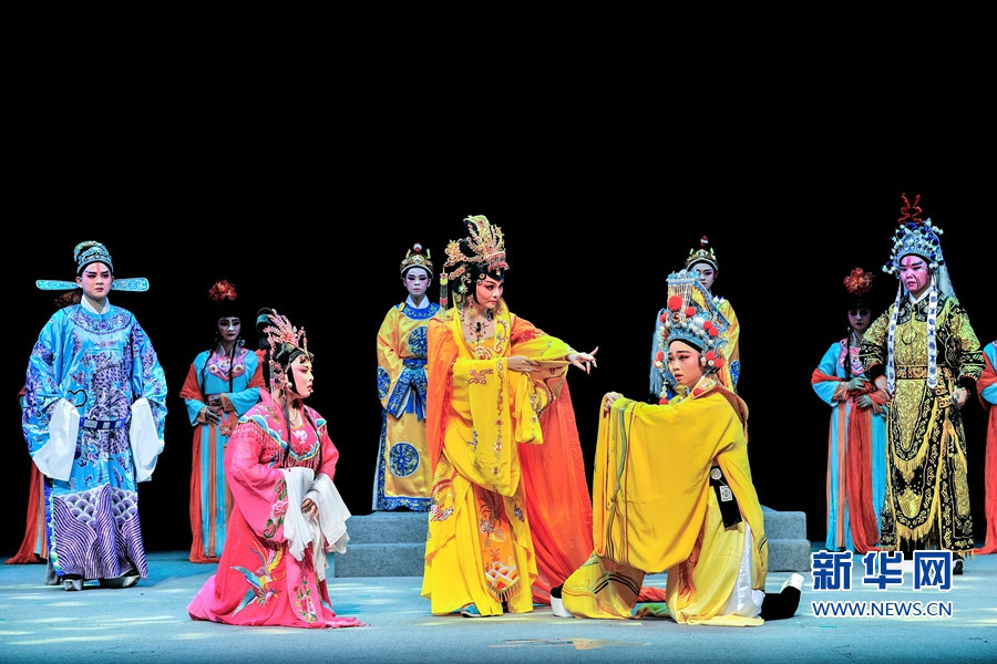 首届福建省民间职业剧团优秀剧目展演开幕