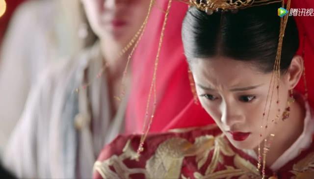 赵敏一句话让周芷若怒掀红盖头有谁注意到张无忌的表情太搞笑