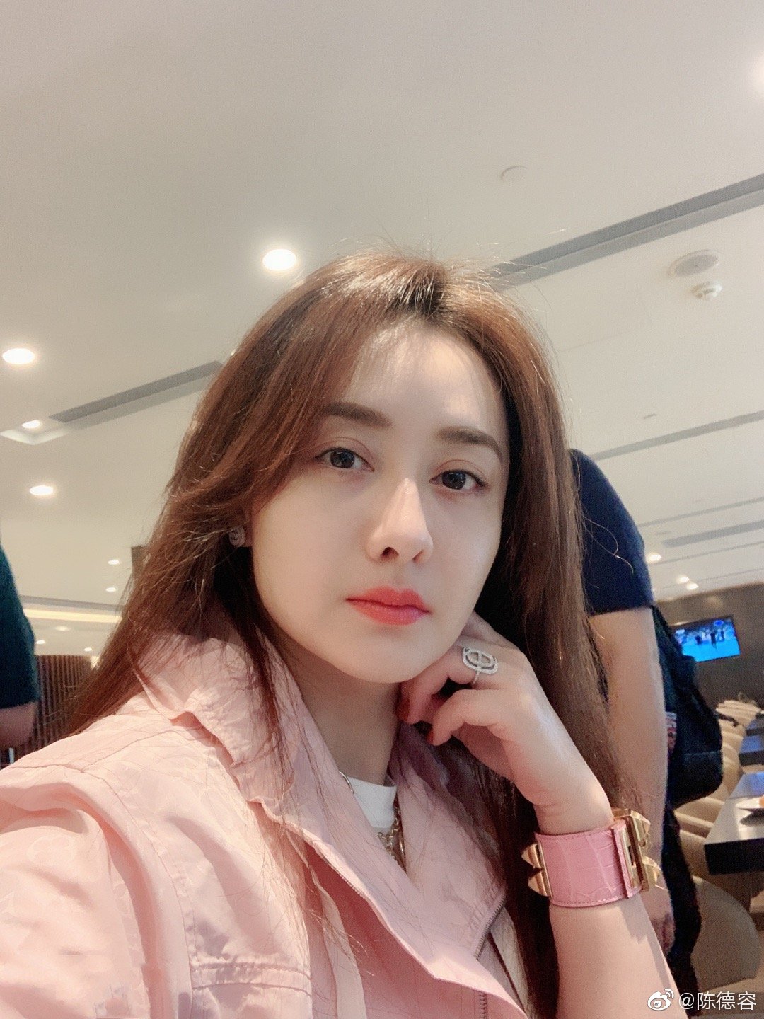 45岁陈德容晒出近照肤白貌美像25岁的小姑娘