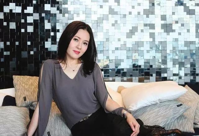 此剧可谓星光熠熠,汇聚了廖碧儿,陈国邦,胡希文及何启华外,其中另一个