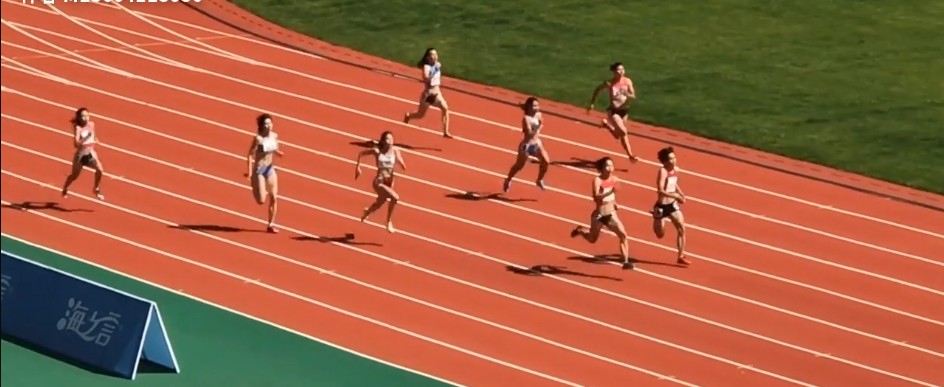 强势加速拼得非常凶,几乎同时进入百米直道,途中跑阶段廖孟雪速度更优