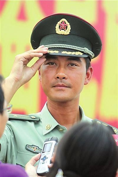 关键的升旗重任,则交到了时年任三军仪仗队二中队长的朱涛手中.