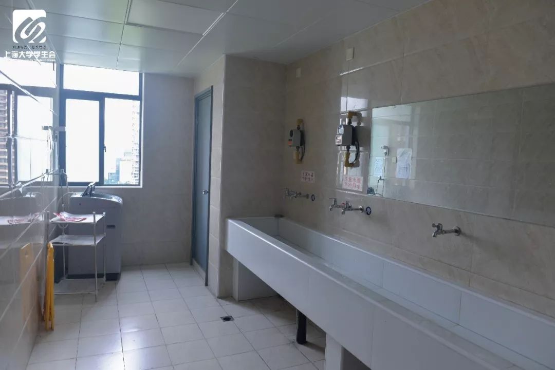 上海市宝山区上大路98号宝山校区南区)南区的宿舍为四人间上下铺,每间