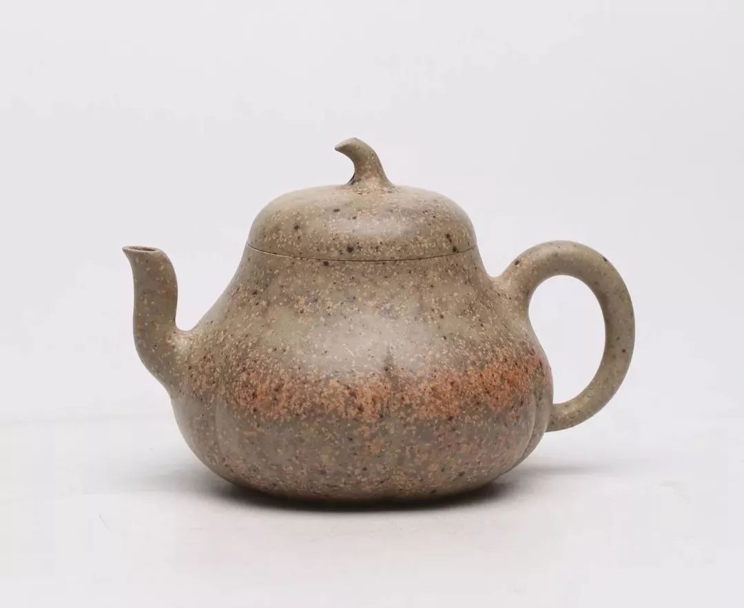 绿泥(本山绿泥),是紫泥层的夹脂,由于出矿时它