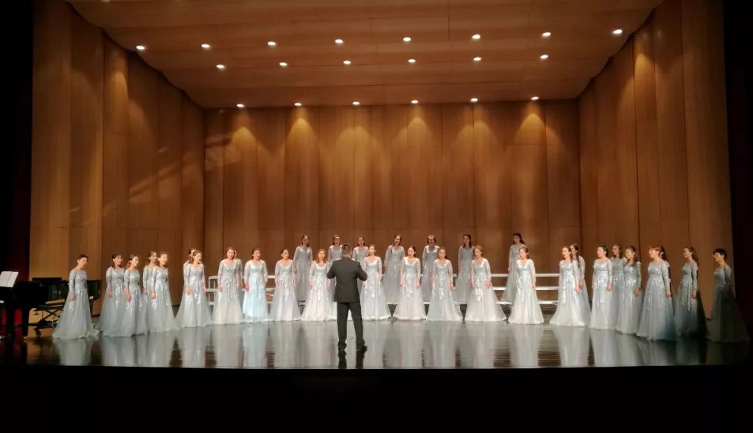 好厉害眉山这个合唱团在国际比赛中拿到了金奖和银奖