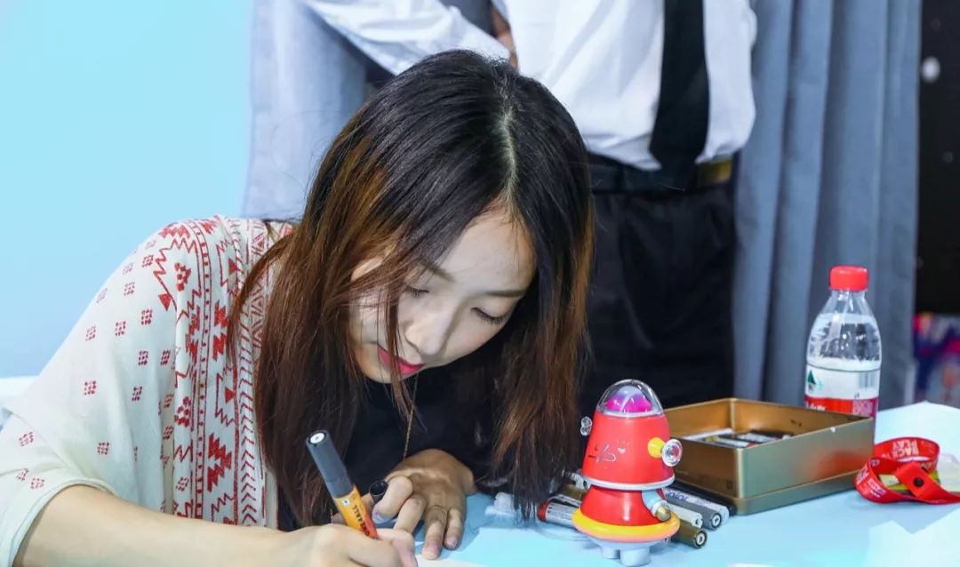 中文名王信明,曾任香港插画师协会副会长,铁人兄弟成员.