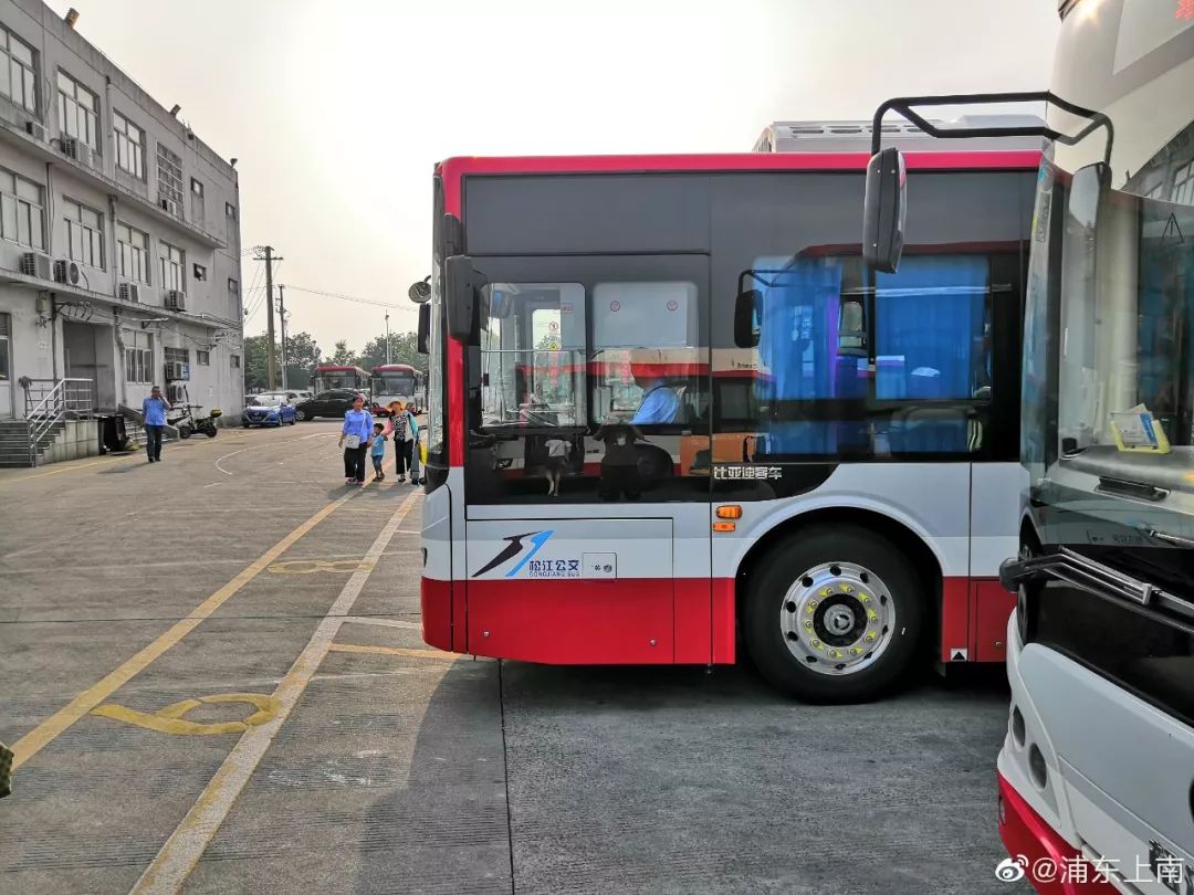 松江公交换上了比亚迪新车