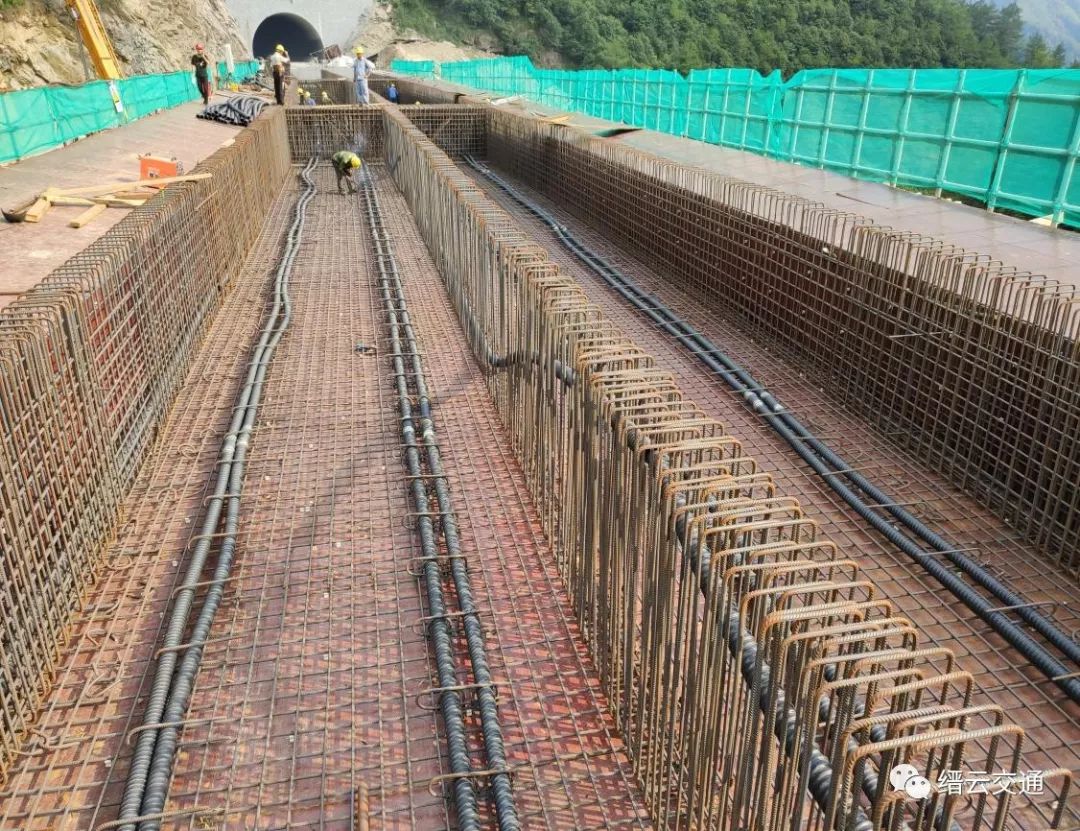 深坑桥现浇箱梁第1-5跨波纹管固定及安装施工深坑隧道瓷砖铺设1c 2 标