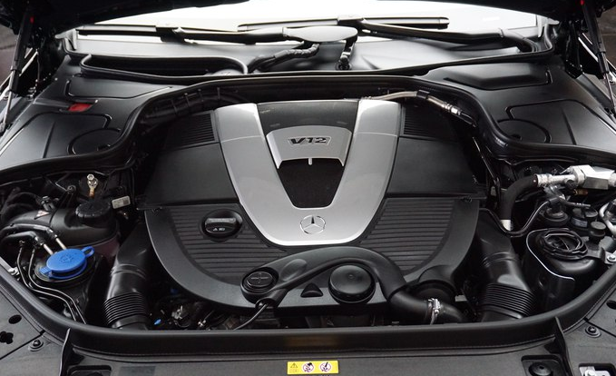 迈巴赫s600发动机舱里是一台6.