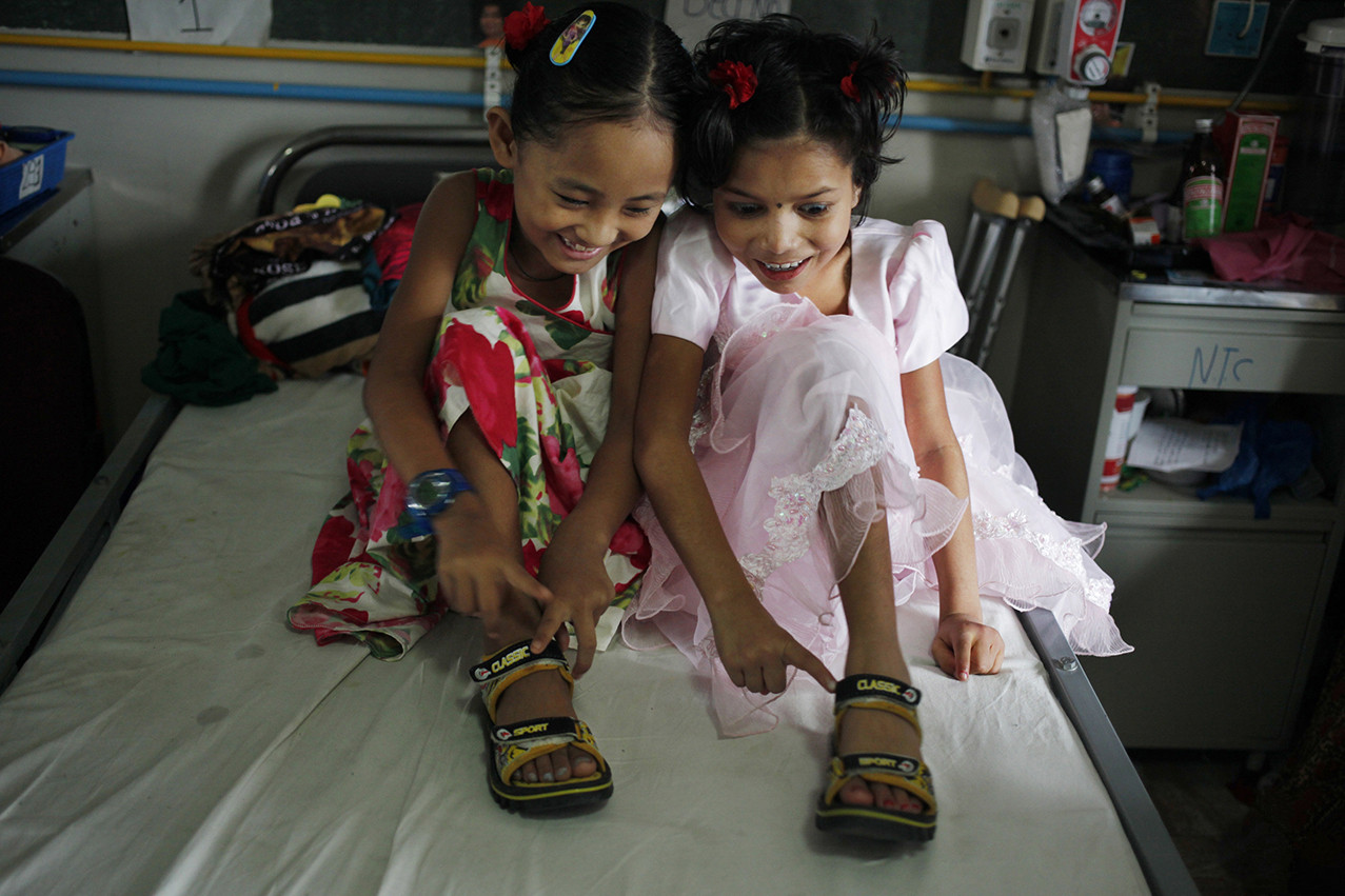实拍一对地震后的7岁截肢姐妹,她们如今的生活令人心酸落泪