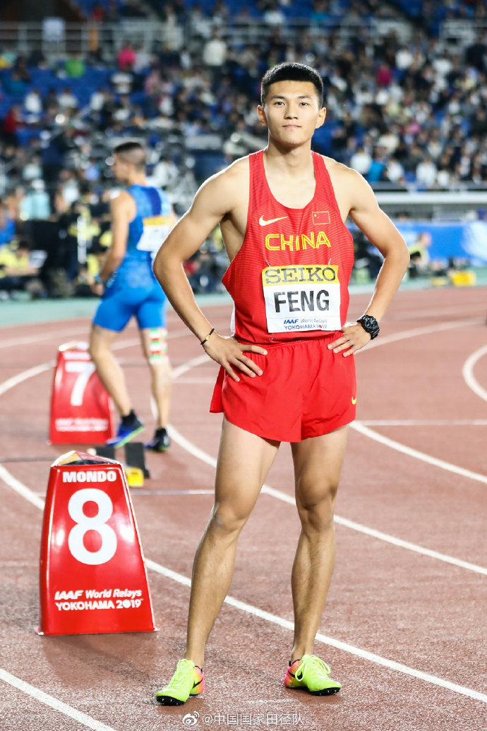 49秒96飞人谢智宇夺得青运会400米栏冠军创pb中国跨栏新血液