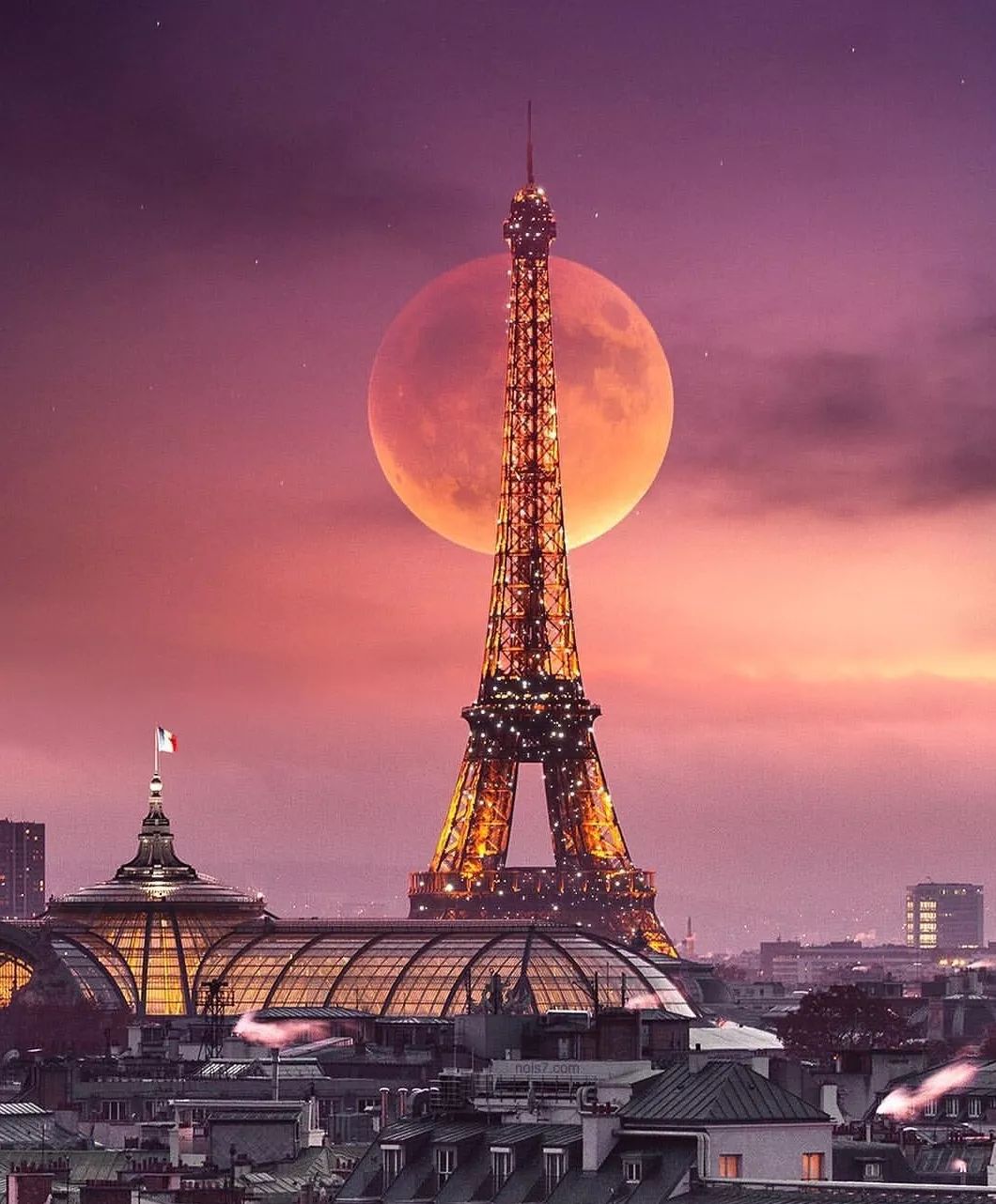 一轮血月与铁塔遥相对视,冰冷的埃菲尔铁塔是善变的.