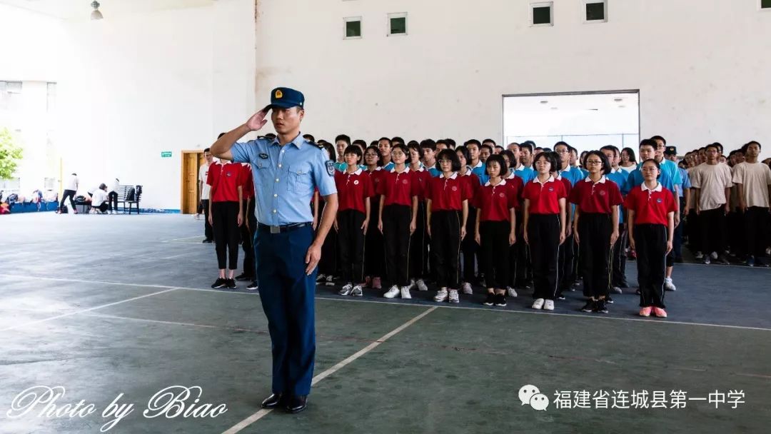在总结会上,吴炎金校长向94750部队赠送锦旗.