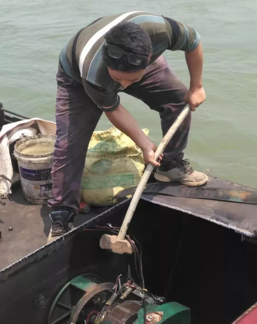 (網絡圖片:正在作業的抄網式電魚船)(網絡圖片:高風險的便攜式電魚)