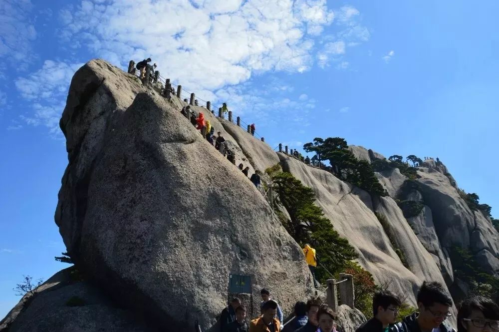 天都峰迎客松玉屏樓早餐後進一個店,後前往【黃山風景區】,(門票贈送