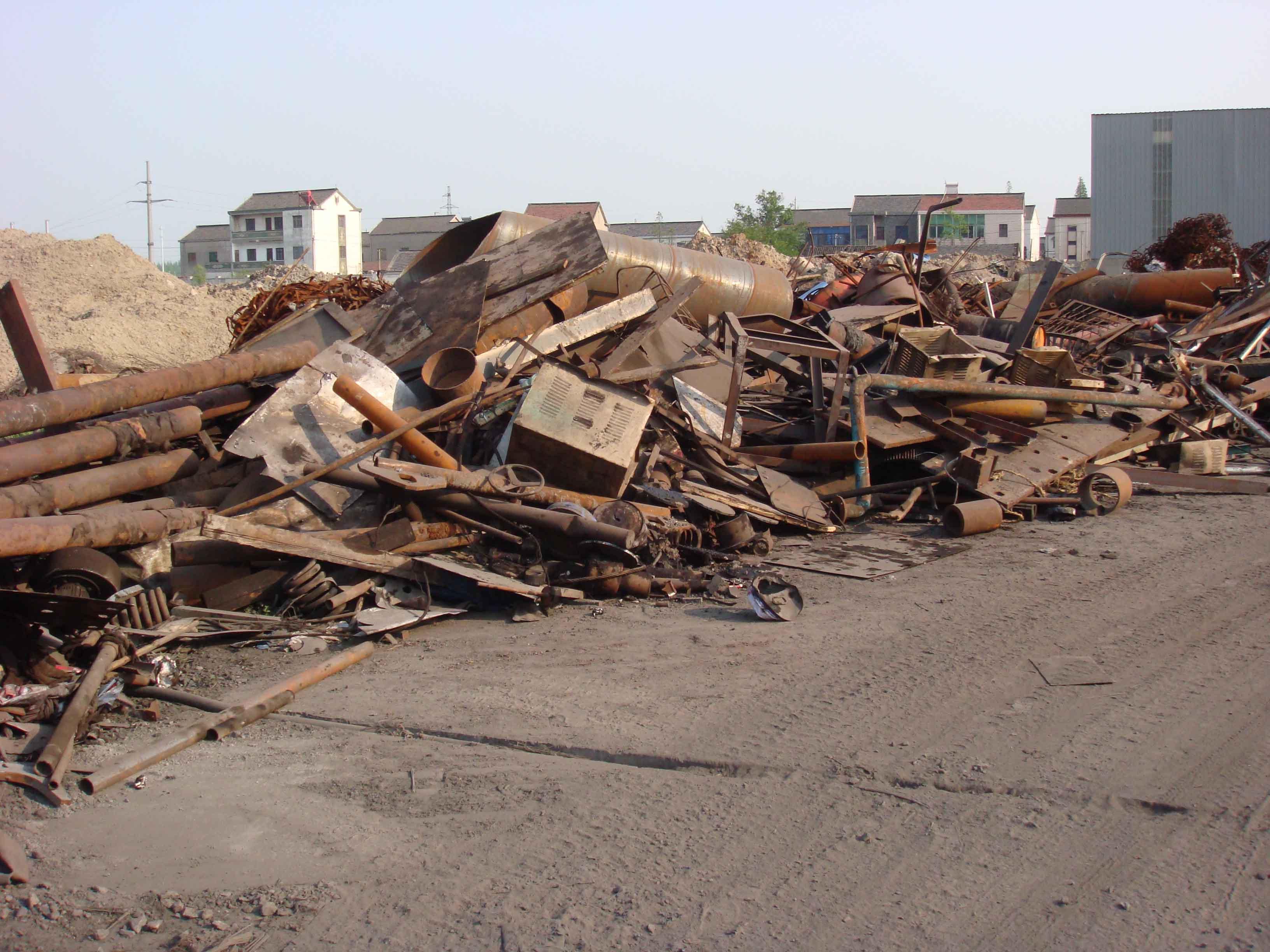 废钢铁的定义:钢铁厂生产过程中不成为产品的钢铁废料(如切边,切头等)