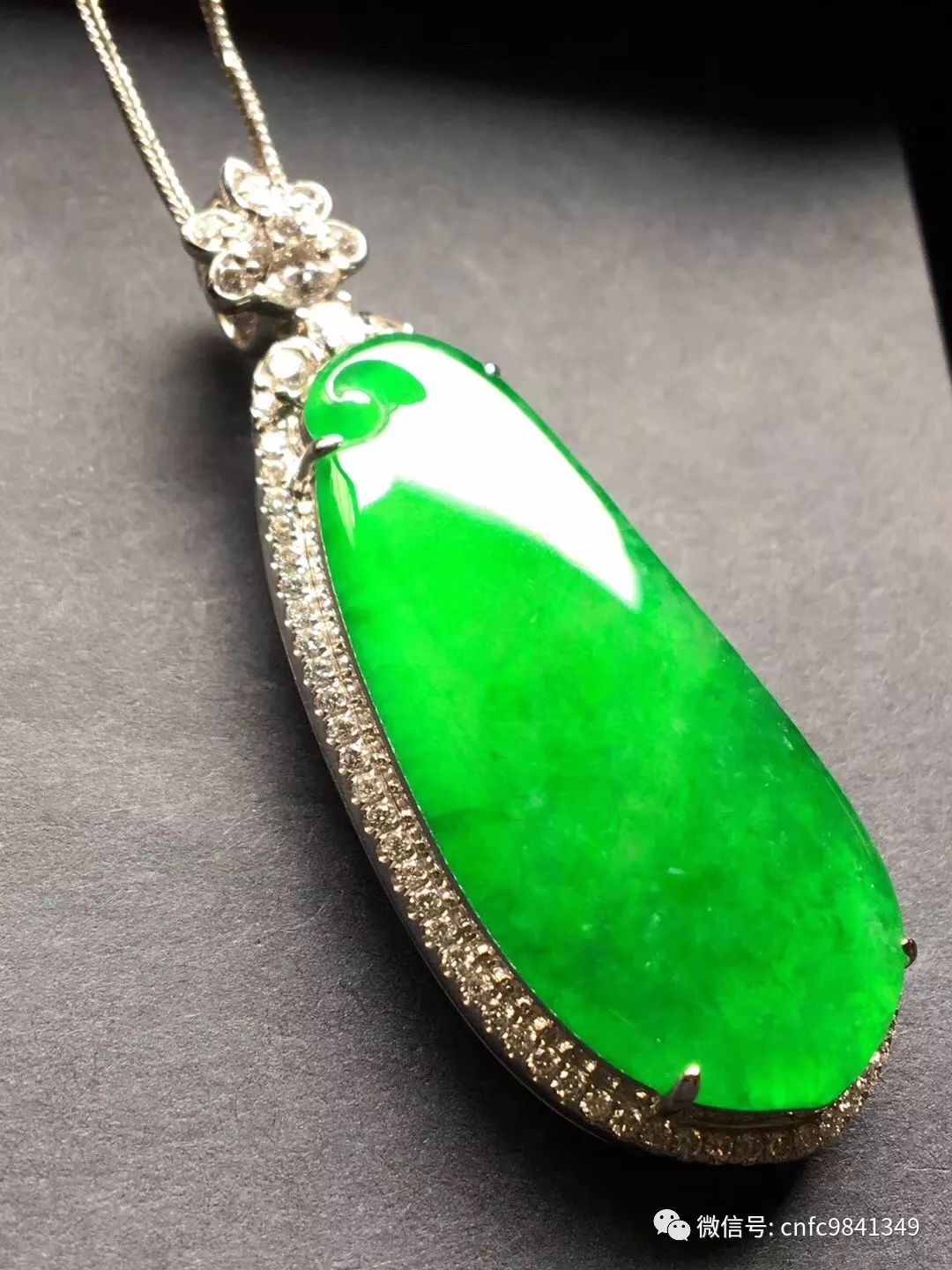 翡翠欣赏丨帝王绿水滴吊坠六位数