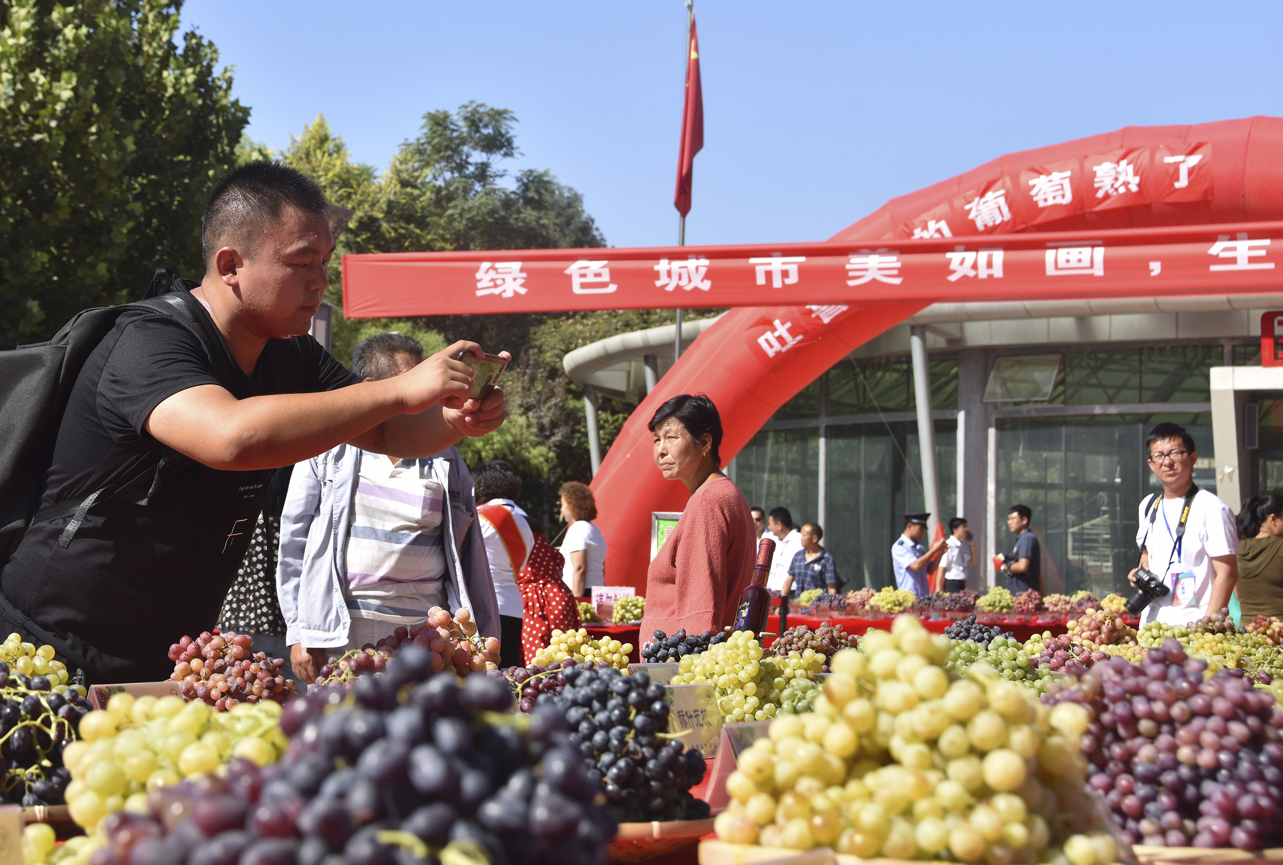 吐鲁番葡萄节:200余种葡萄舌尖斗甜