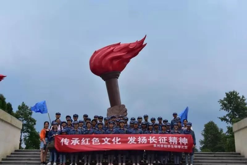 同學們先後參觀了井岡山南山火炬廣場,井岡山革命烈士陵園,井岡山革命