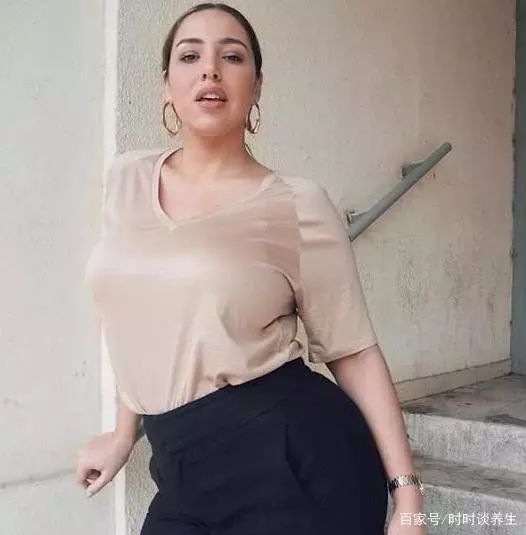 180斤大码模特健身打造凹凸有致身材展现一种丰腴之美