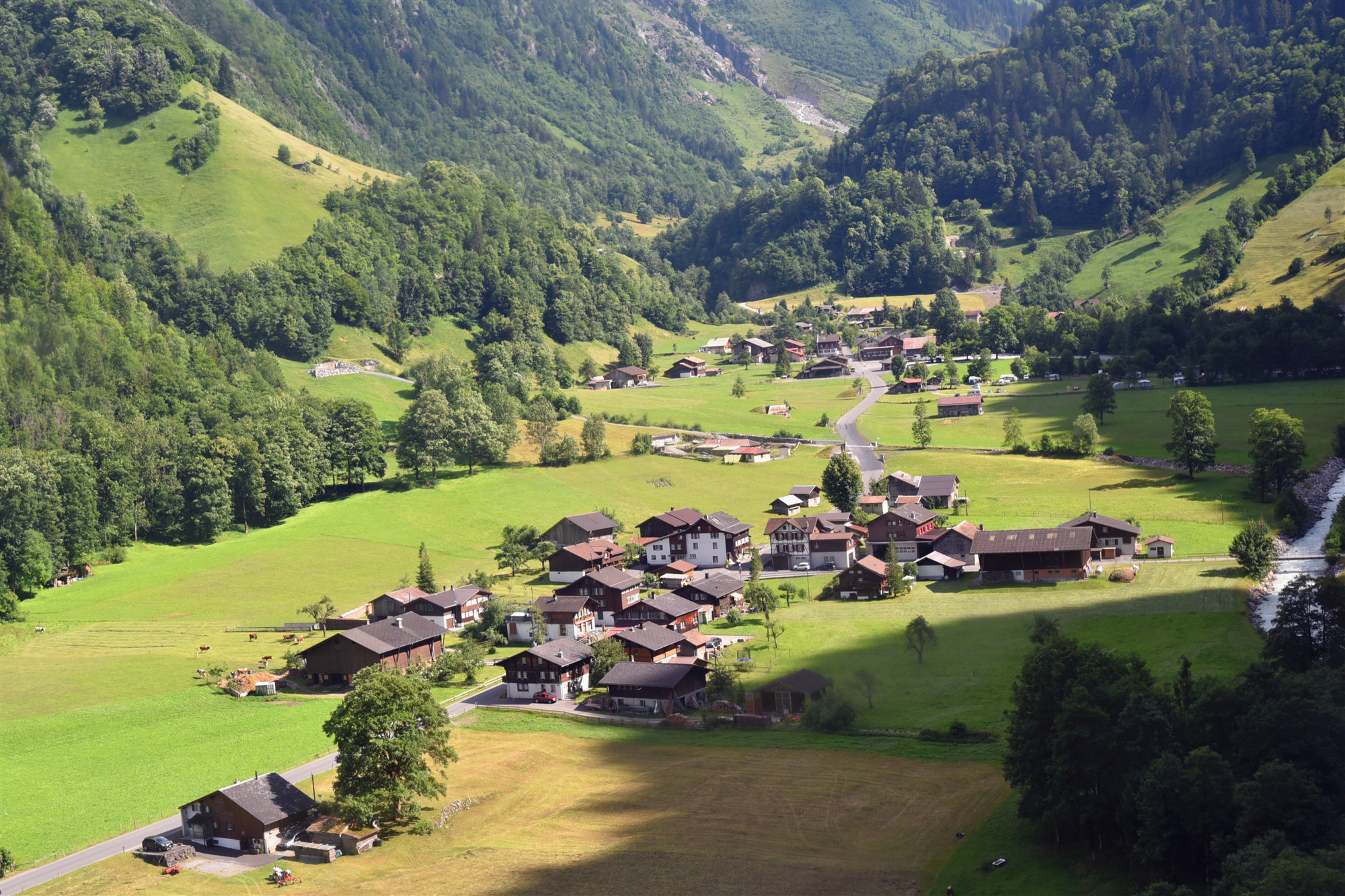 自由行游记瑞士与世隔绝的米伦小镇雪山草原小溪瀑布