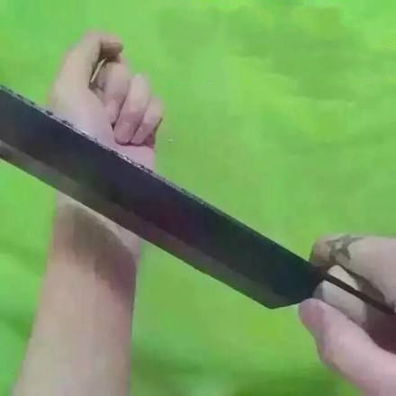 小磊哥头脑一热,从背后摸出一把菜刀来,说你们不同意我就割腕自杀.