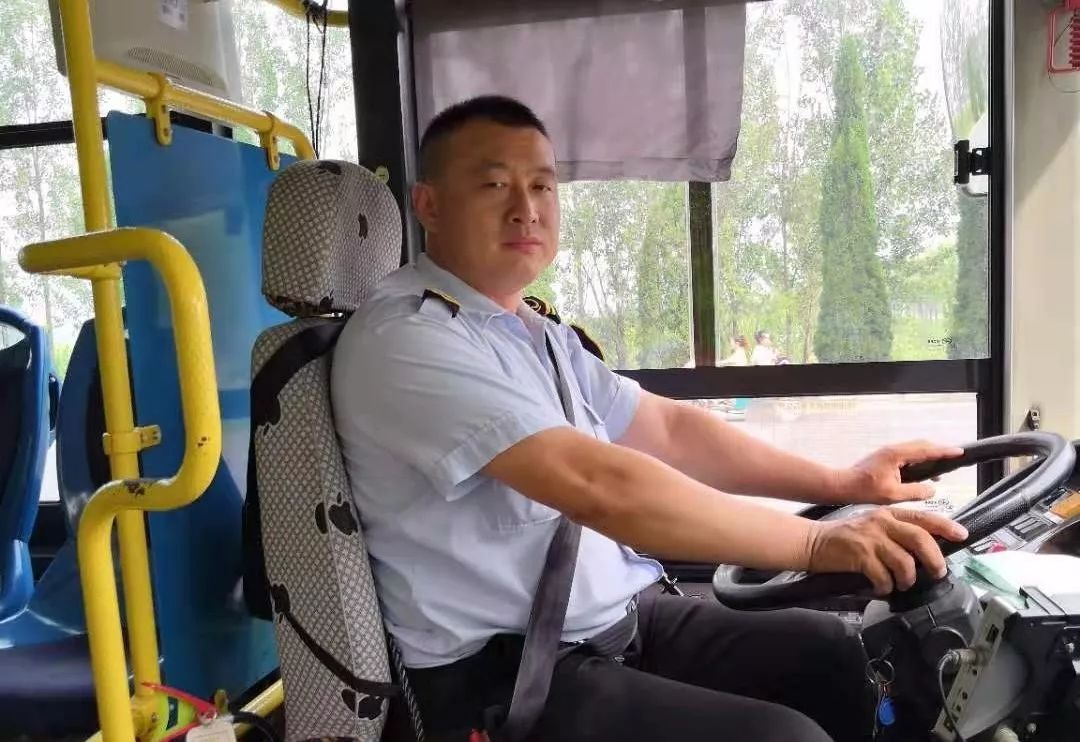 扶老携幼,司机师傅们的这些举动深受网友赞扬!