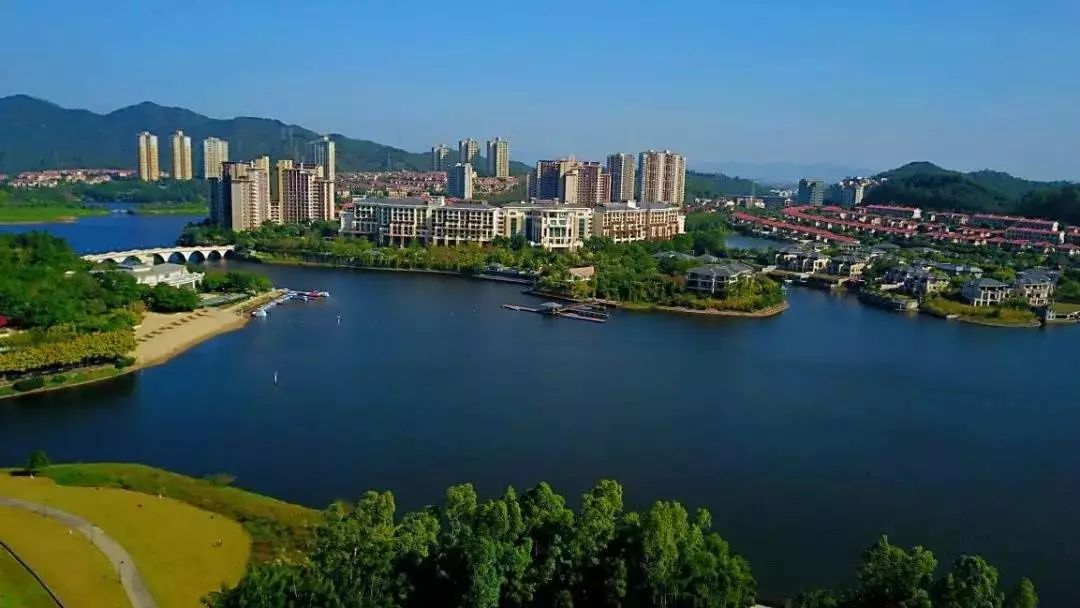 白鹭湖体育旅游小镇 白鹭湖,位于珠三角东部城市惠州市区东北部,距离