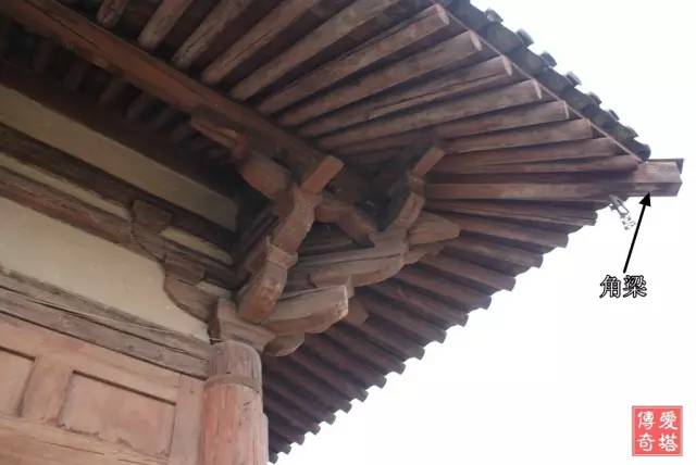 短出檐当时认为是后代维修时锯短了檐椽,同时大角梁的梁头也被锯掉
