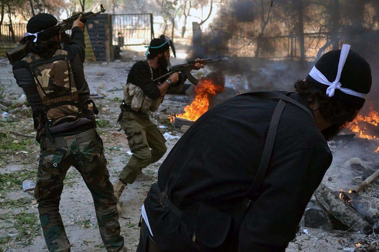 原创叙叛军敢死队7次自杀冲锋突破叙军第4装甲师阵地夺取关键据点