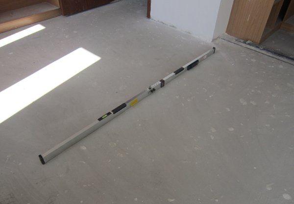 小编出招: 地面基底处理完毕之后,倒上水泥砂浆进行地面找平.