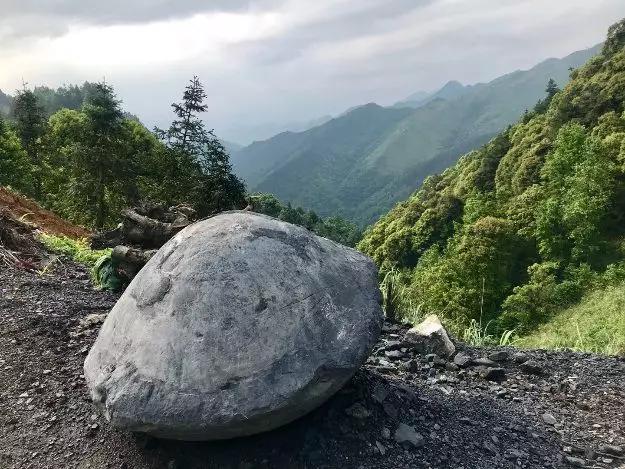 来自一颗石蛋的眺望贵州是一个"咫尺神秘,稀奇古怪"的地方,三都就是