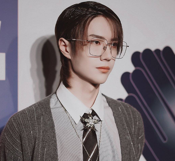 黑粉点评王一博斯文败类风造型很像马脸带了假发