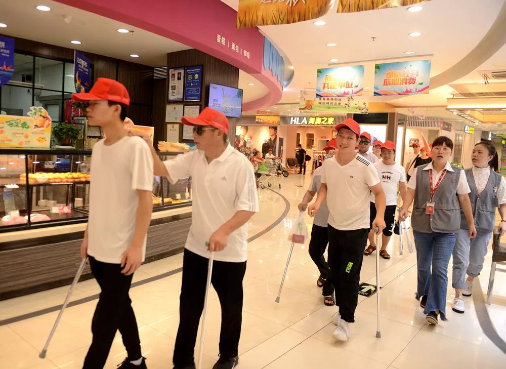 超市工作人员引导盲人进入商场两天的活动结束后,组织者姜云龙说,这
