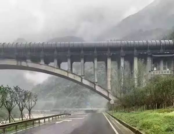 站在断裂的大桥边,心一点点的沉落:又是只能走到这里!