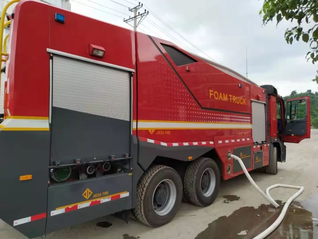 为了解决本次停水困境,仙居县消防大队通过消防车,将校外消防栓中的水