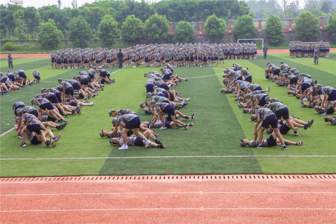 校园资讯南陵中学军训班级集结完毕请检阅