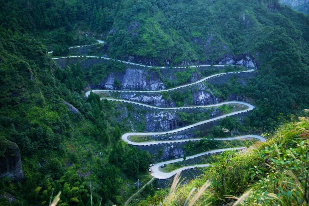 游天下开过3个就敢称车神8条盘山公路窗外风景美到逆天