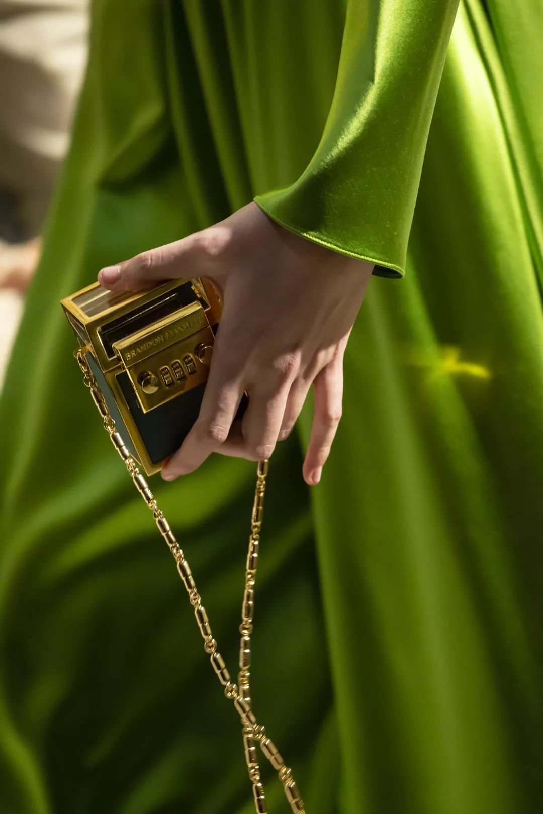 brandon maxwell 2019年秋冬秀场上不但为亚克力包包镶上了金边还用