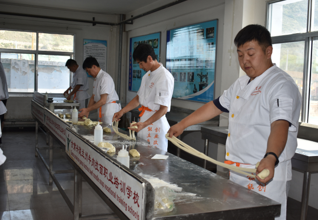 2006年成立的,在兰州已经有十几年的历史了,主要教学兰州拉面的,要说