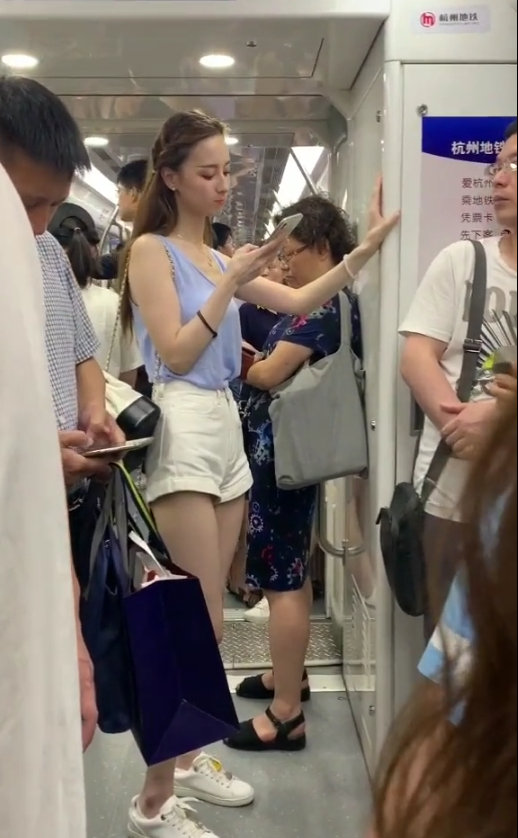 地铁上偶遇的三个美女小姐姐,你更喜欢哪个?