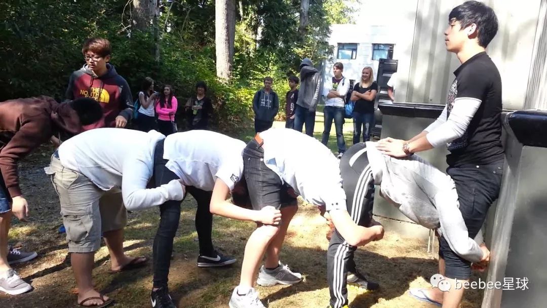 活了几十年第一次看见人体蜈蚣,我有些吃惊.就是这个样子