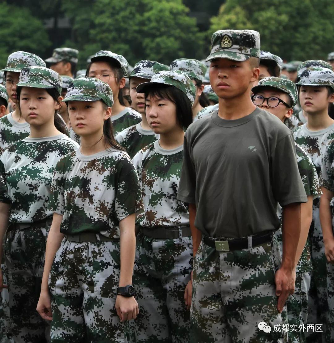 实外西区新生军训开营仪式发扬军人作风塑造更强自我