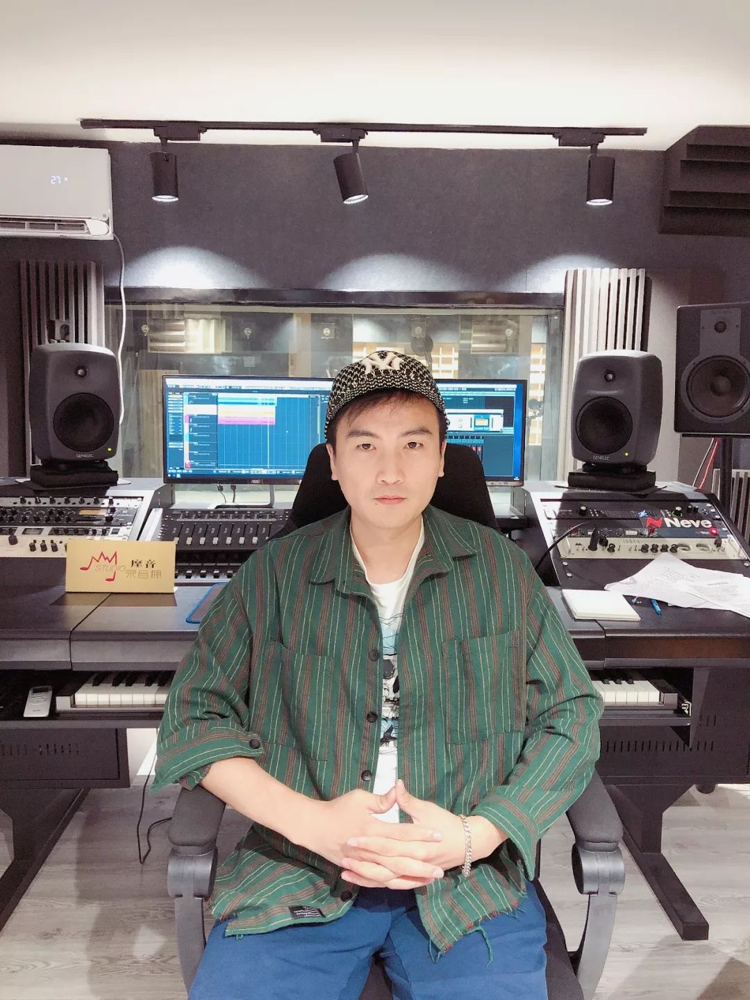 人物简介 #摩音录音棚是一家为客人提供歌曲录制,歌曲编写,mv拍摄的