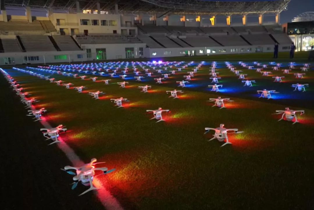 300架无人机齐聚这样的高空飞行表演你看过吗融媒体高清直播十八个
