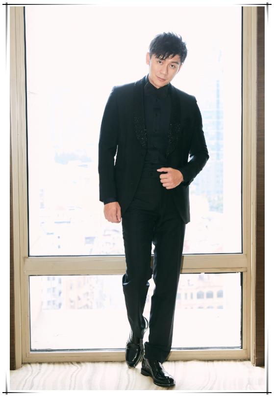 李晨戴墨镜出活动凹陷眼窝看不见穿条纹西装配工装裤风度翩翩