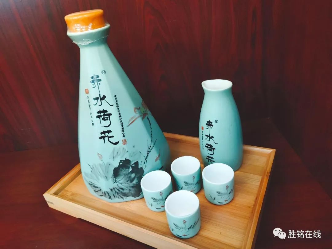 下面为大家带来一款赤水荷花酒