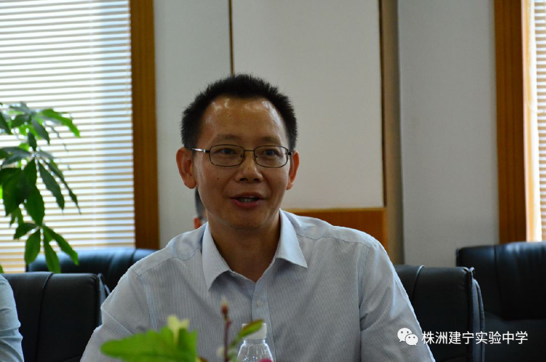 会议由周明副校长主持.